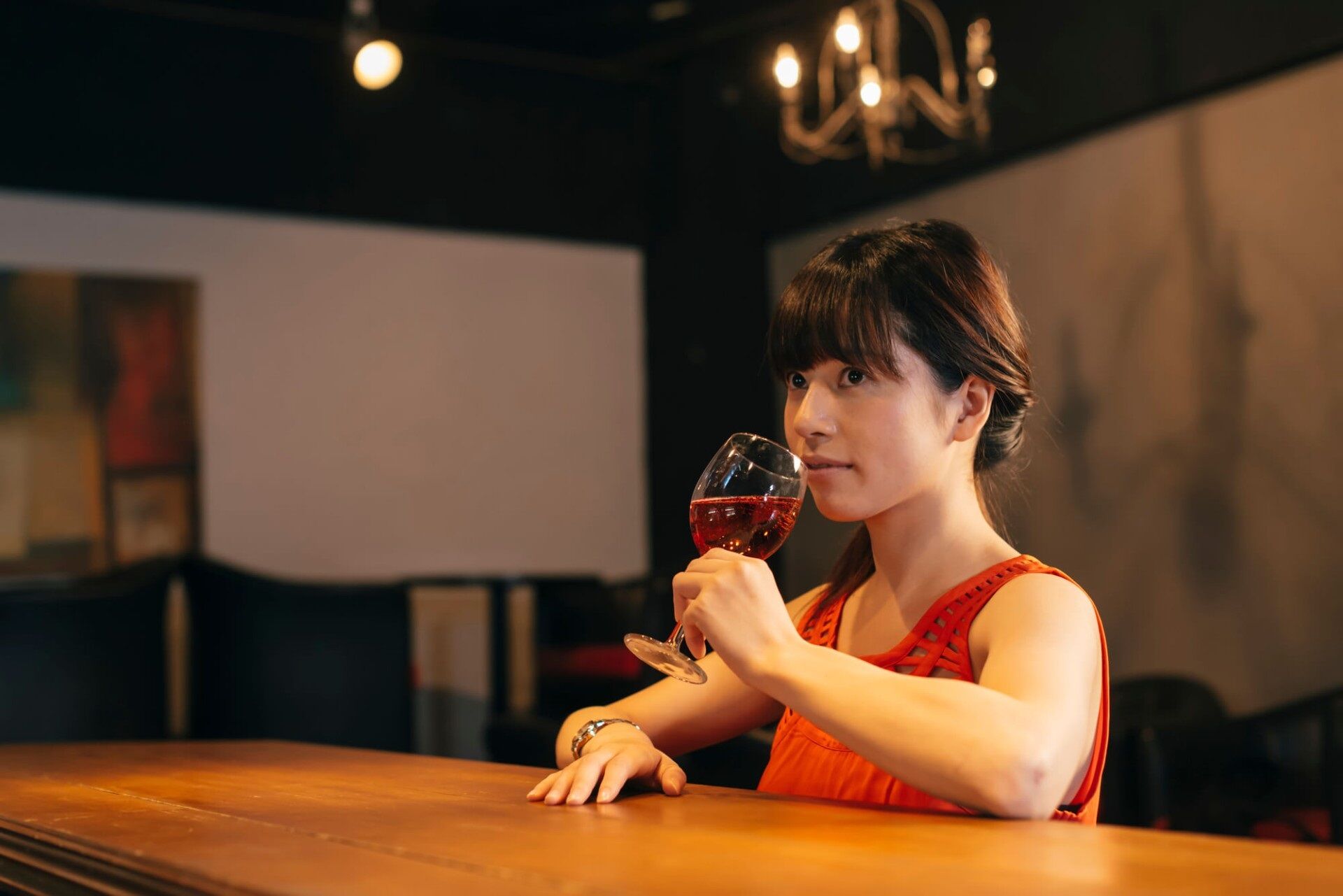カウンターで飲む女性_反転